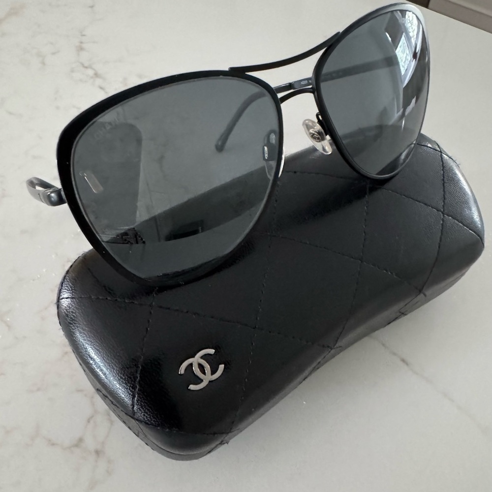 CHANEL Elegant Black Aviator Sunglasses